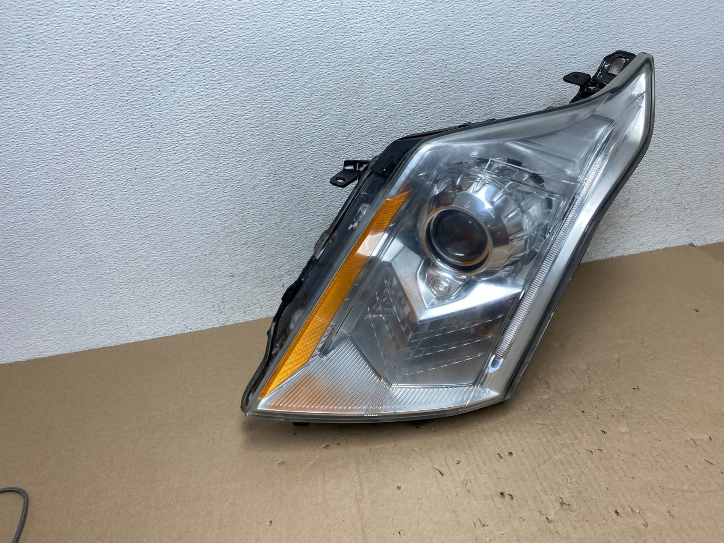 Xenon 2010 to 2016 Cadillac SRX Left Driver LH Side Headlight AG6740 DW2