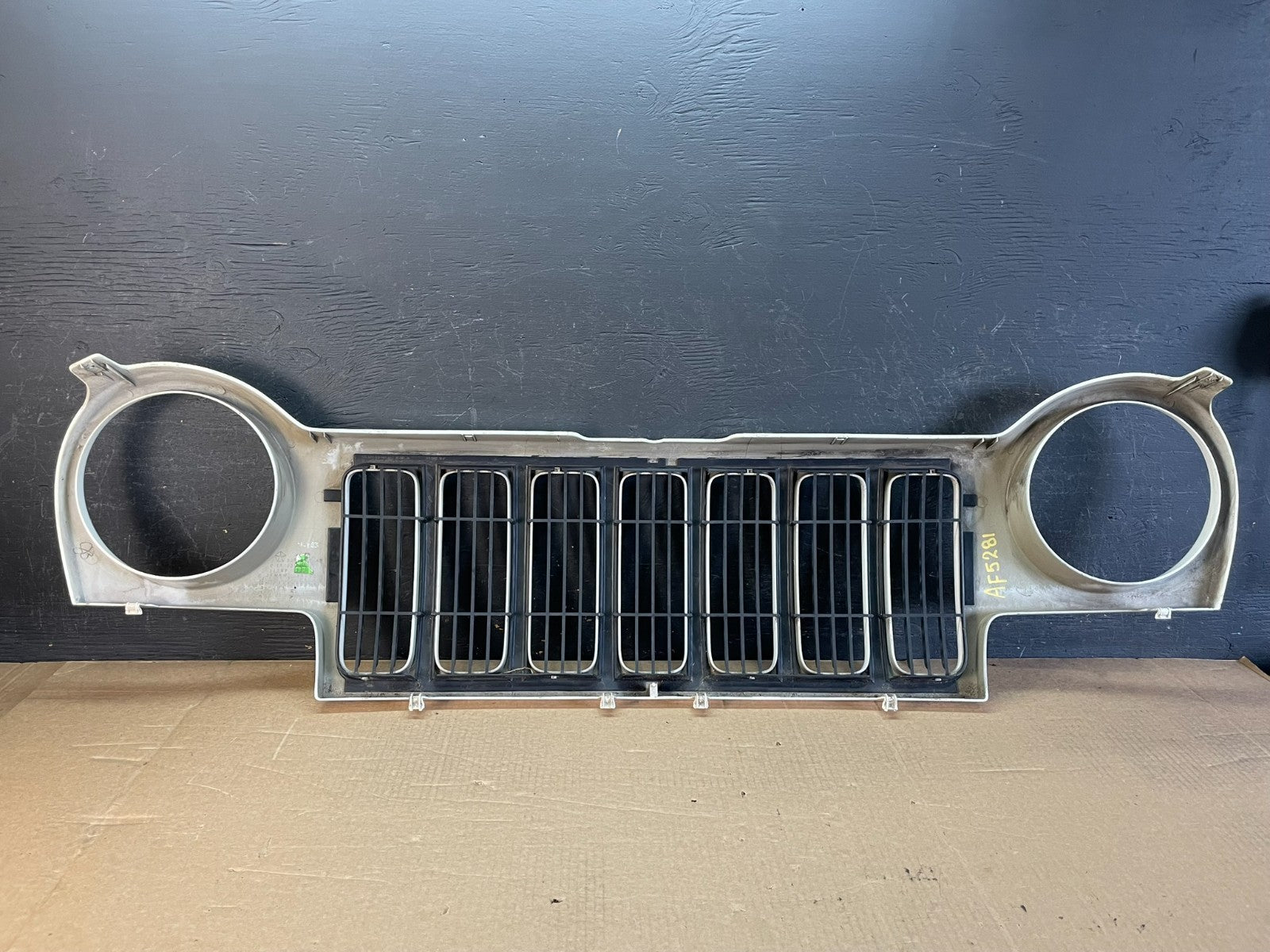 2002 2003 2004 Jeep Liberty Grill Grille Plastic AF5281 DG3