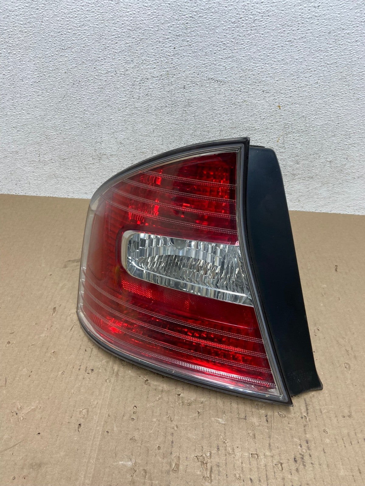 2005 to 2007 Subaru Legacy Outback Left Driver LH Tail Light AE7038 LK0