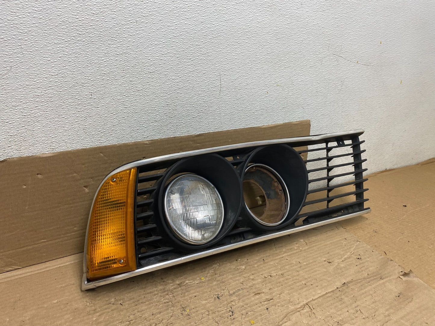 1978 to 1982 BMW 7 E23 733i  Right Passenger Halogen Headlight W/Cover o3701 DG2