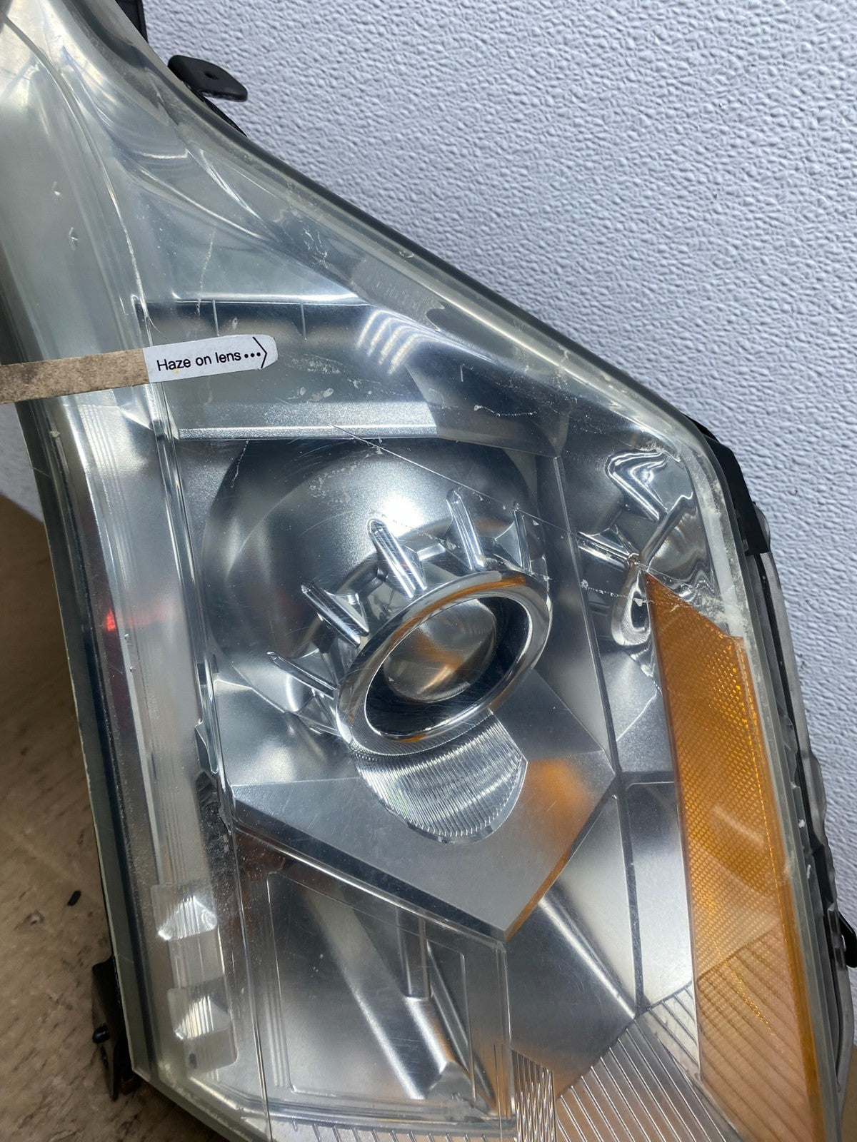 Halogen 2010 to 2016 Cadillac SRX Right Passegner Side Headlight AB9917 DW4