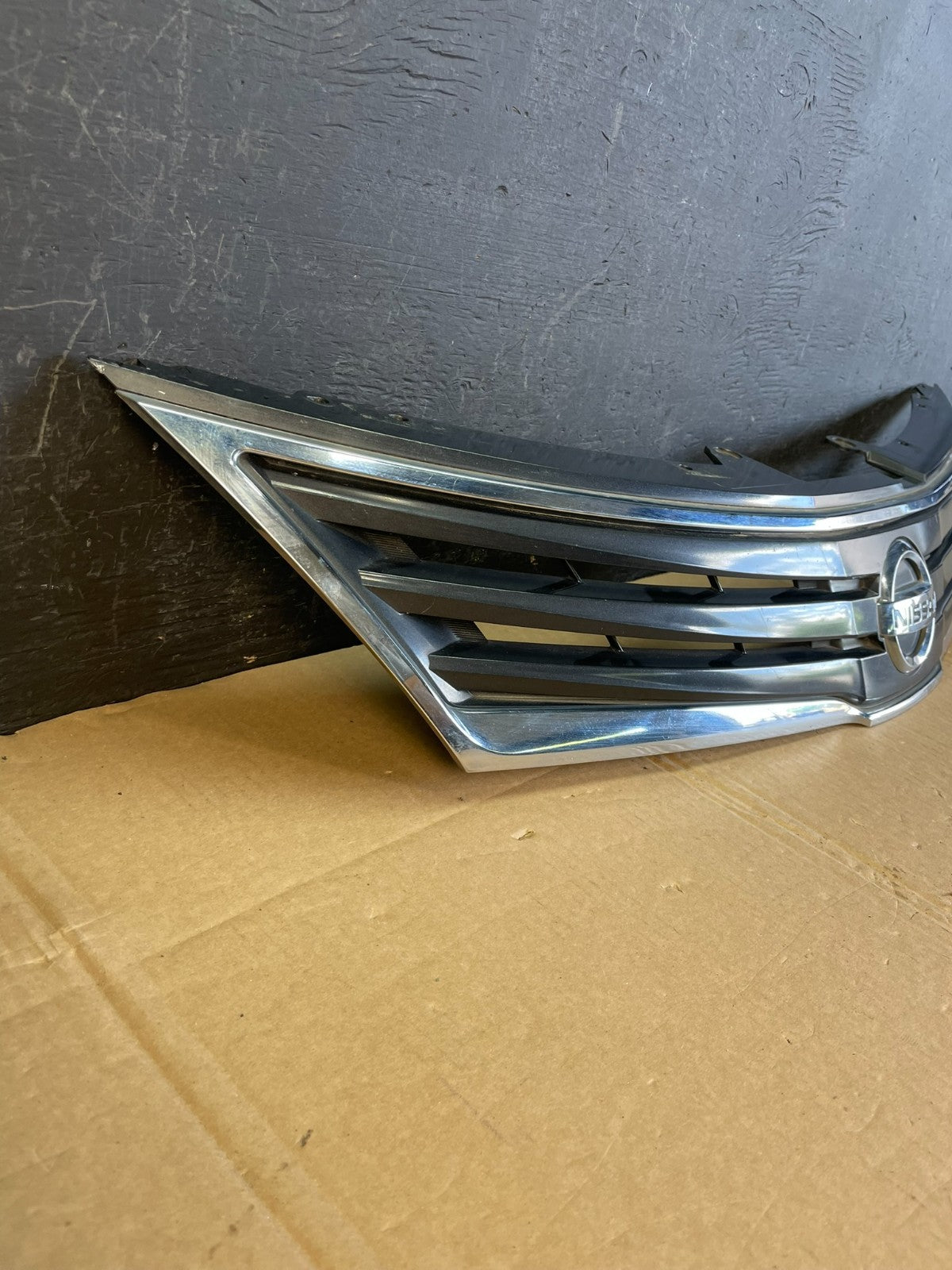 2010 to 2012 Nissan Versa Hatchback Front Upper Grill Grille AC5424 DG2