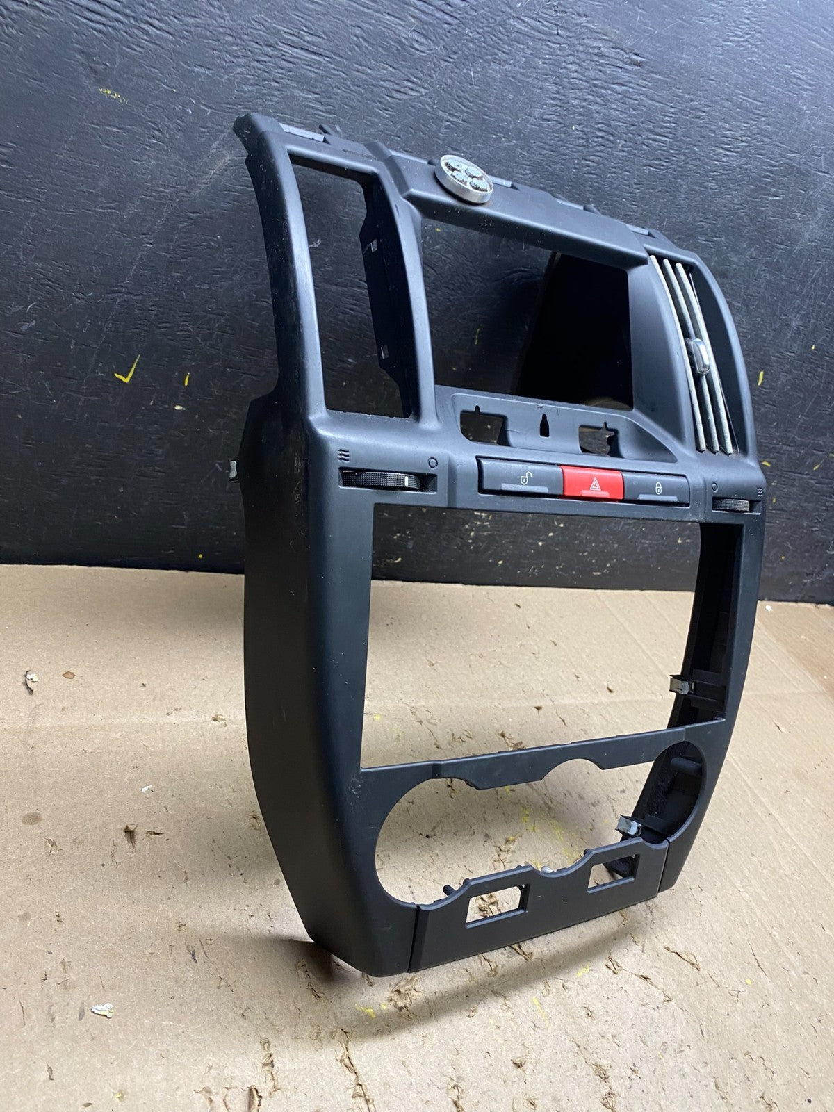 2008 - 2012 Land Rover LR2 Center Radio Climate Dash Air Vent Bezel u5144 DG1
