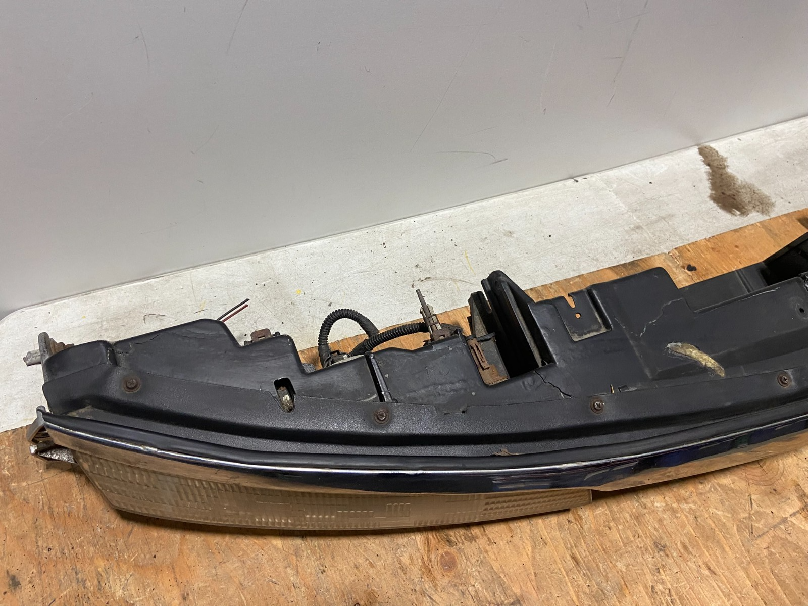 1993 to 1996 Lincoln Mark VIII Front Headlight Header O72626