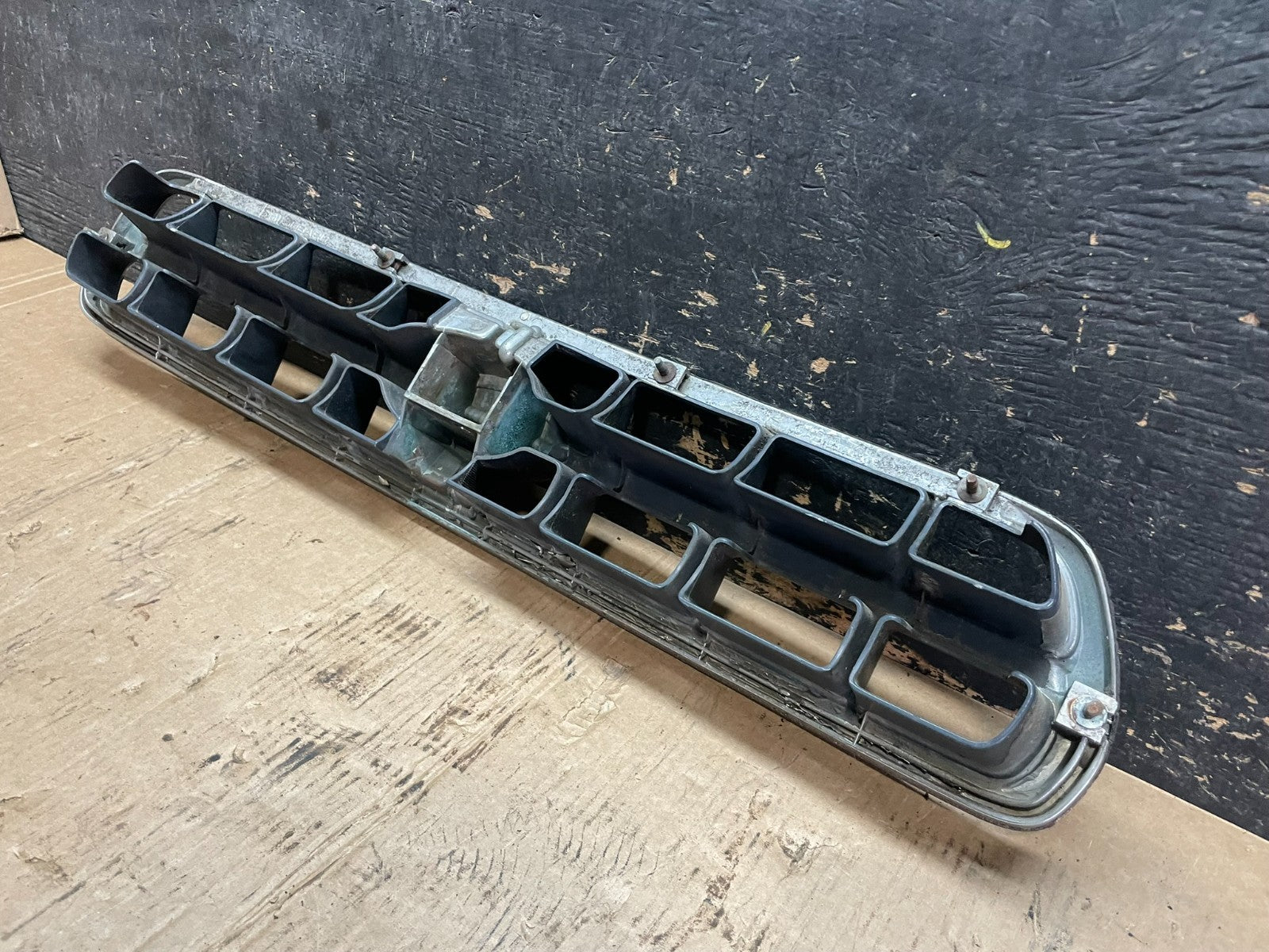 2000 to 2002 Subaru Legacy Outback Grill Grille OEM Z5840 DG9