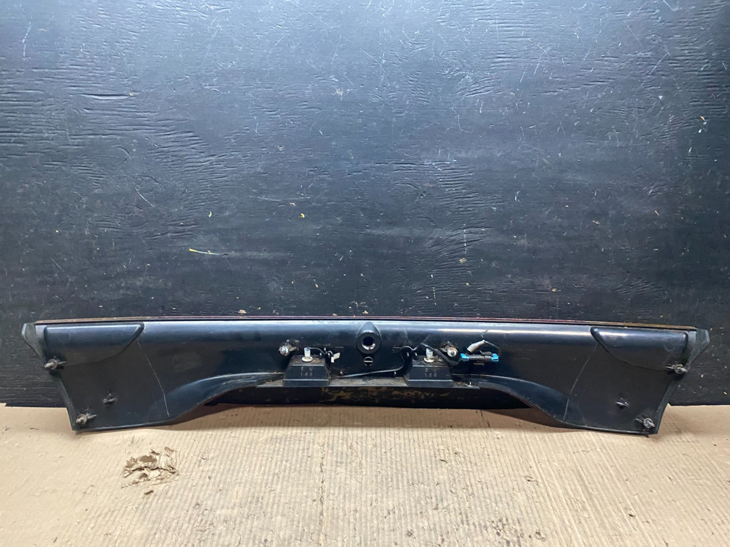 2001 to 2002 Saturn SC1 Trunk Rear Center Tail Light Panel OEM V4163 DG4