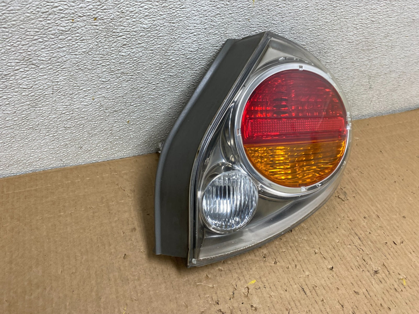 2002 2003 Nissan Maxima Right Passenger RH Side Tail Light G0336 DG12