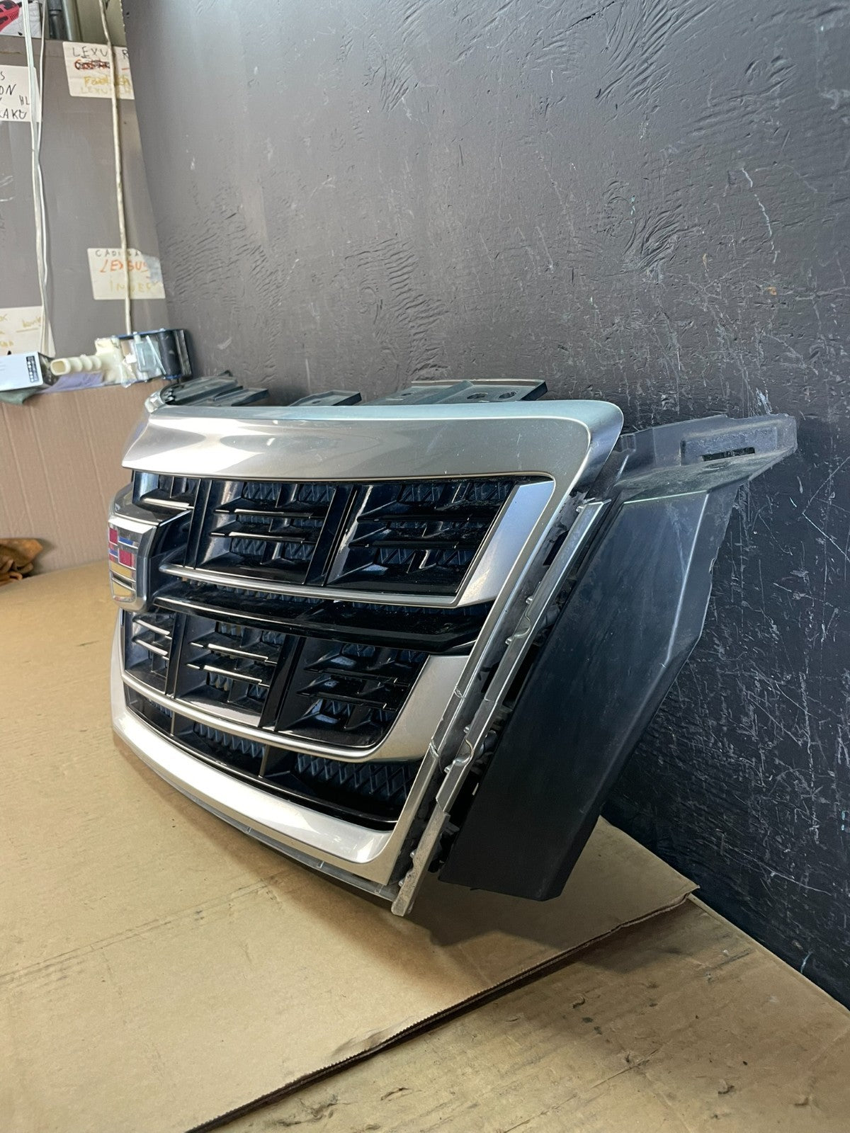 2016 to 2017 Cadillac XT5 Front Upper Grille Grill ac5033 DG1