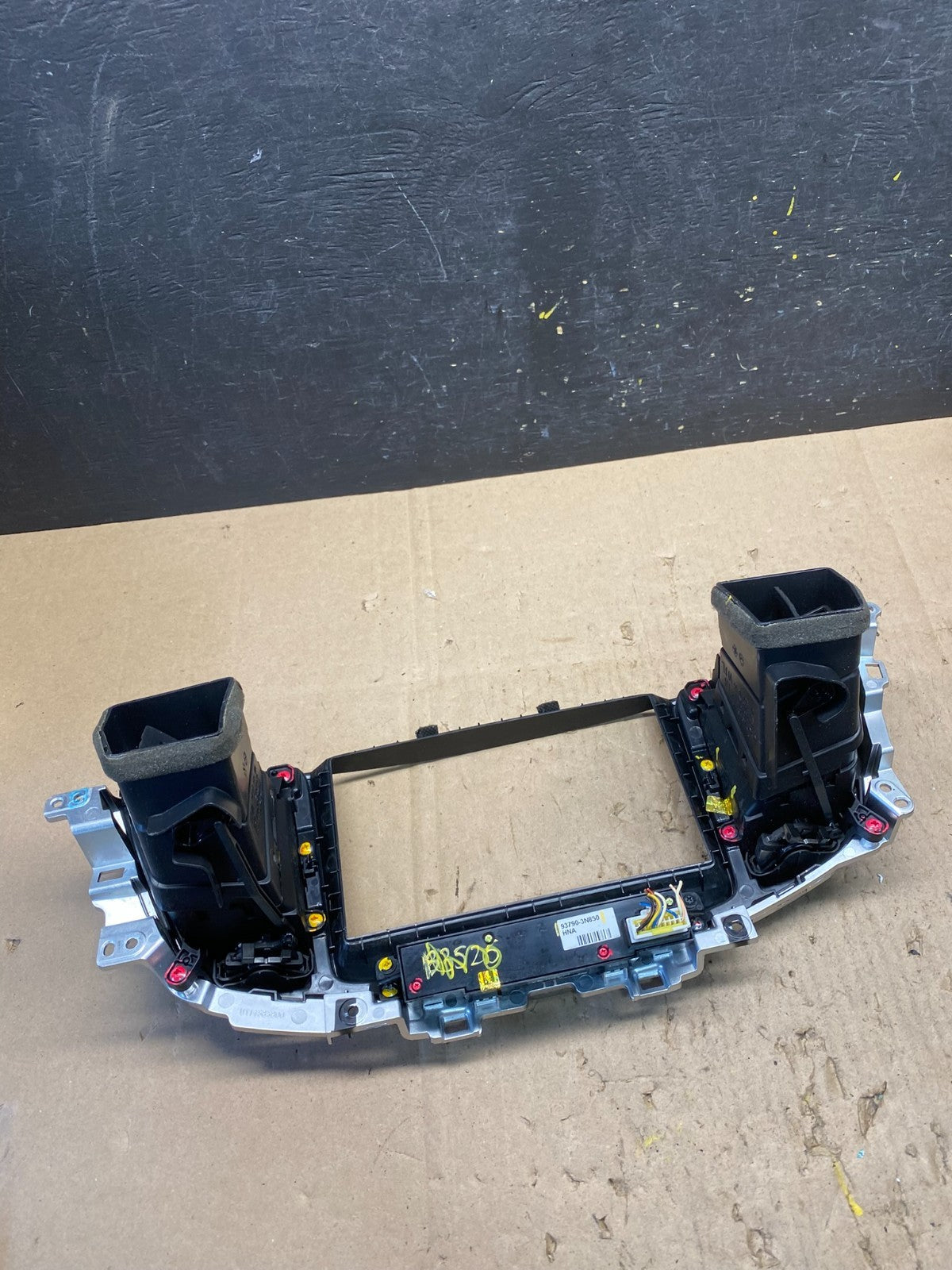 2014 2015 2016 Hyundai Equus Center Dash Radio Bezel Trim Air Vents OEM R8937 DG4