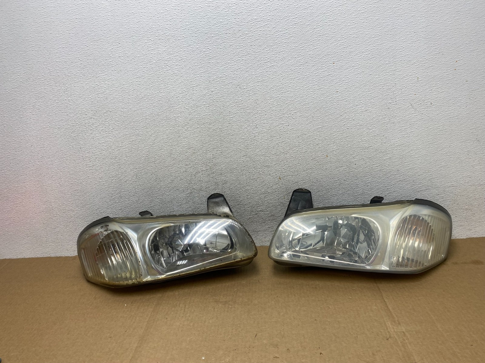 2000 to 2001 Nissan Maxima Left + Right Set Halogen Headlights AF9527 DW0