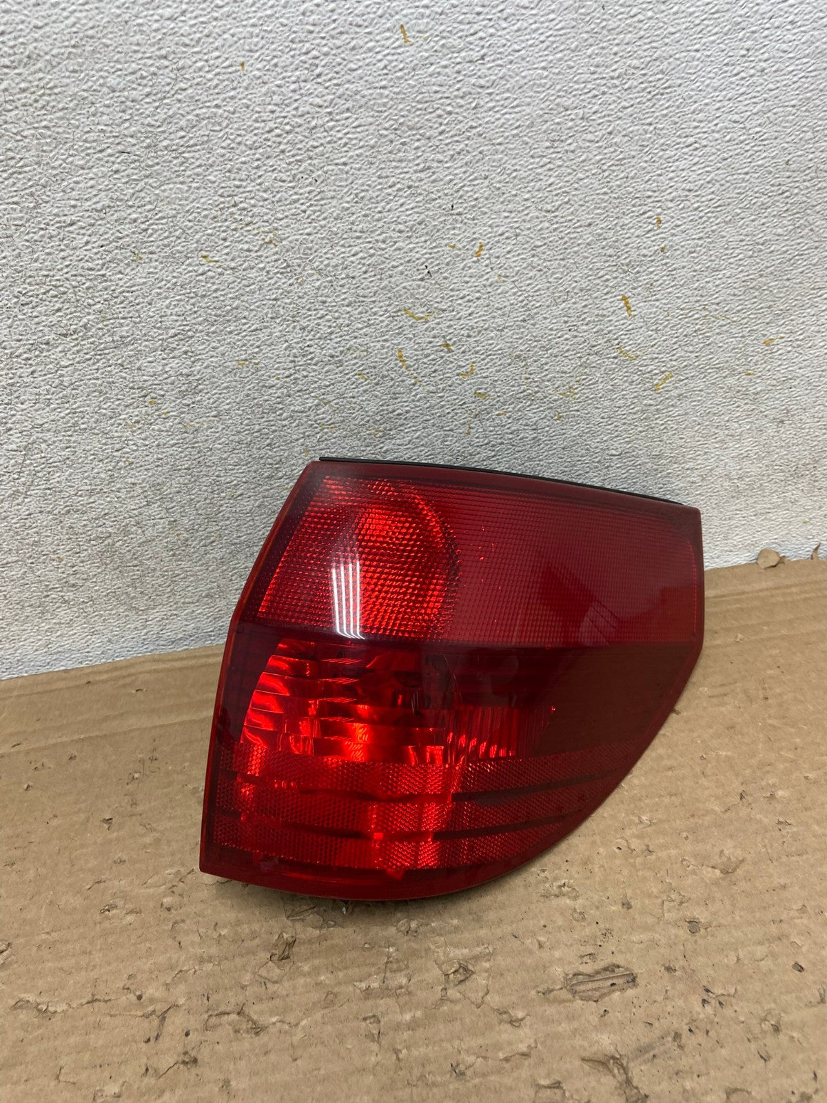 2004-2005 Toyota Sienna Right Passenger Rh Side Tail Light AH9152 LK0