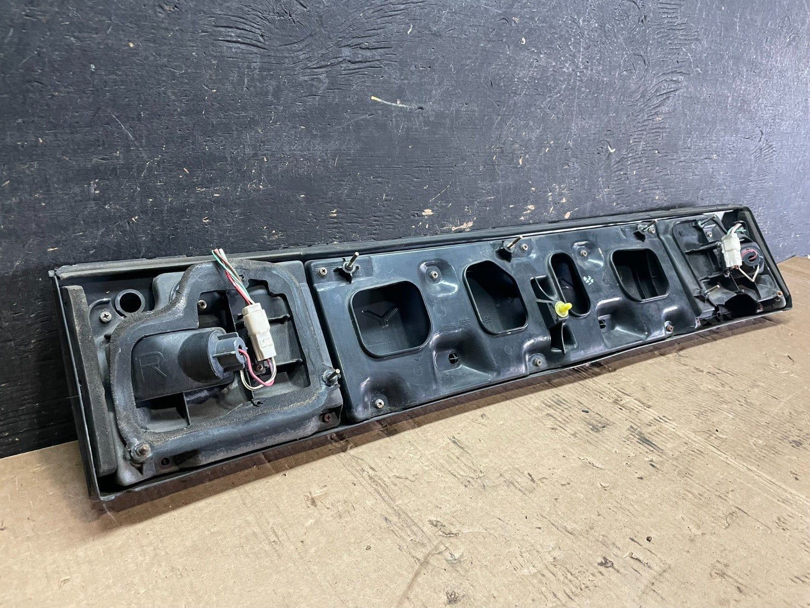 1992 1993 1994 Toyota Camry Center Trunk Panel Rear Tail Light OEM Z5895 DG9