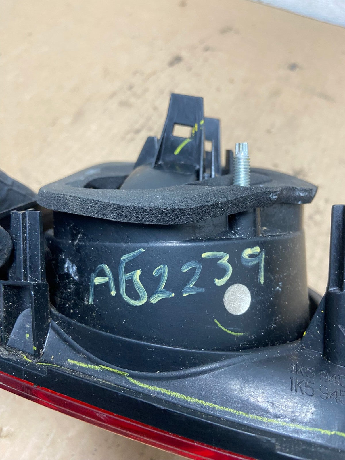 2008-2010 Volkswagen Jetta Sedan Right Passenger Inner Tail Light AG2239 LK6