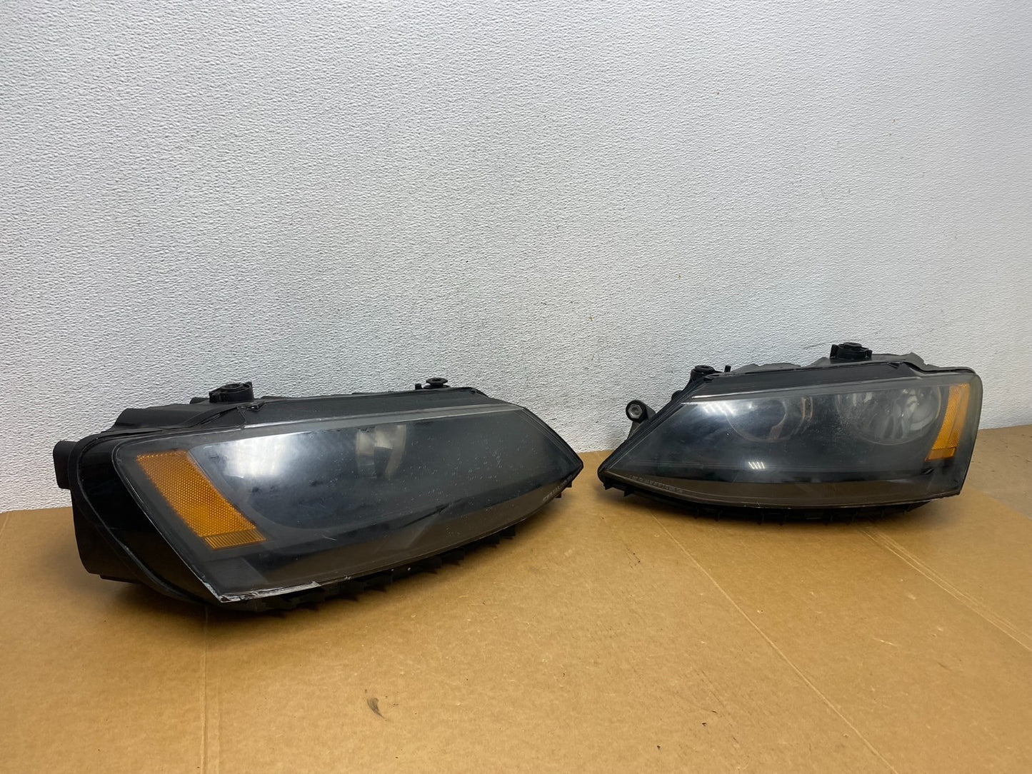 2011 to 2014 Volkswagen Jetta Left+Right Headlights Halogen AD8938 DW2
