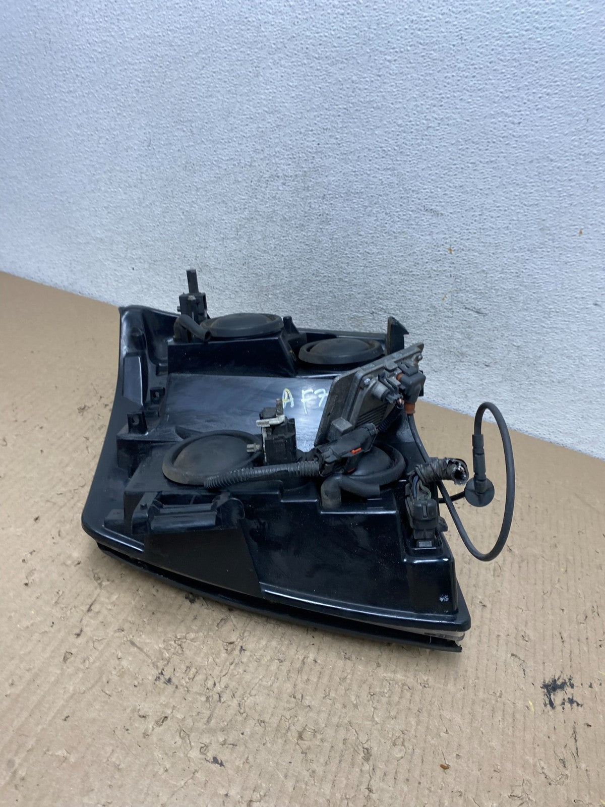 2002-2006 Cadillac Escalade Right Passenger Side Xenon HID Headlight AF72068