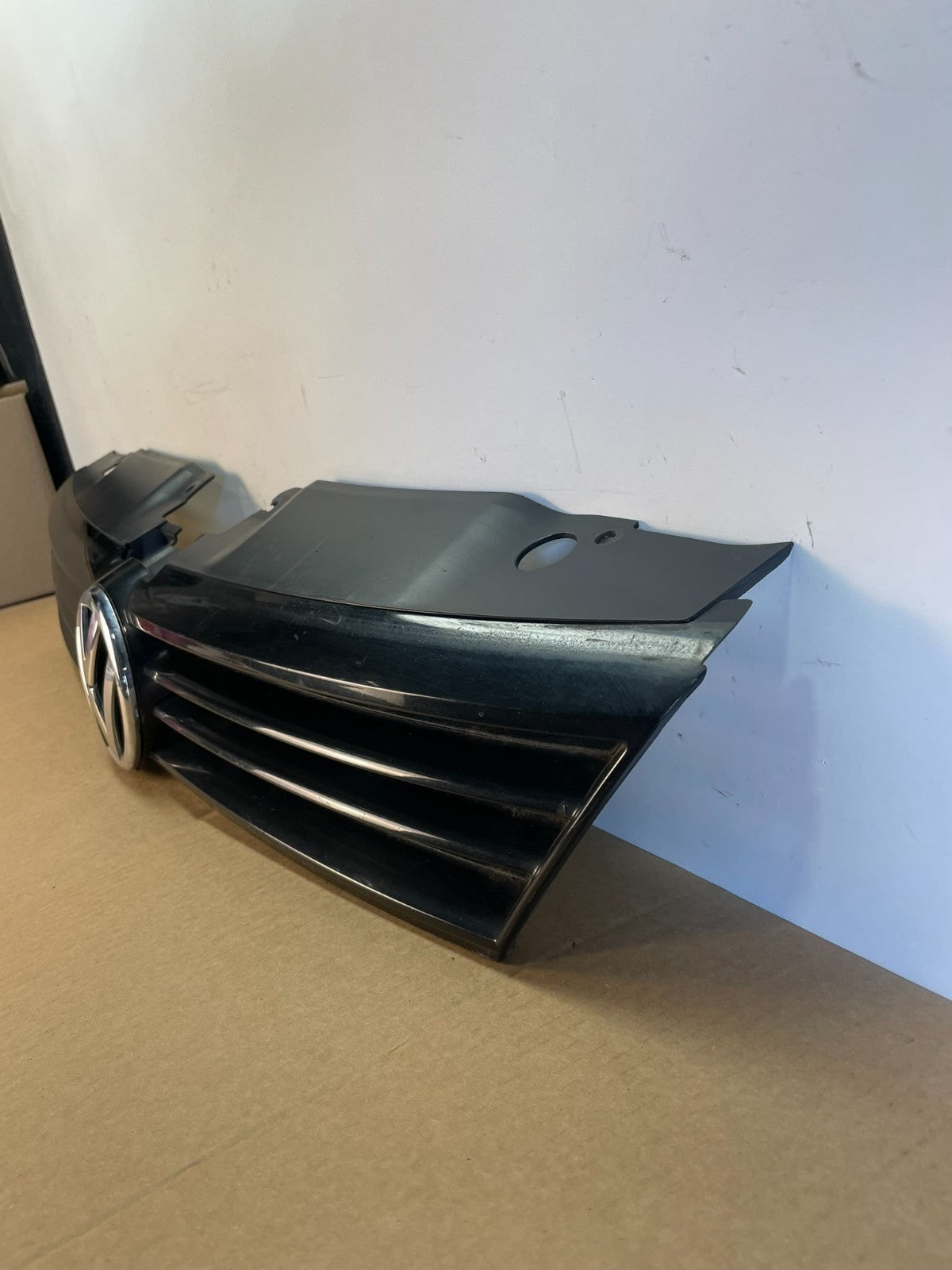 2011 to 2014 Volkswagen Jetta Sedan Front Upper Grille Grill ag9843 DG1