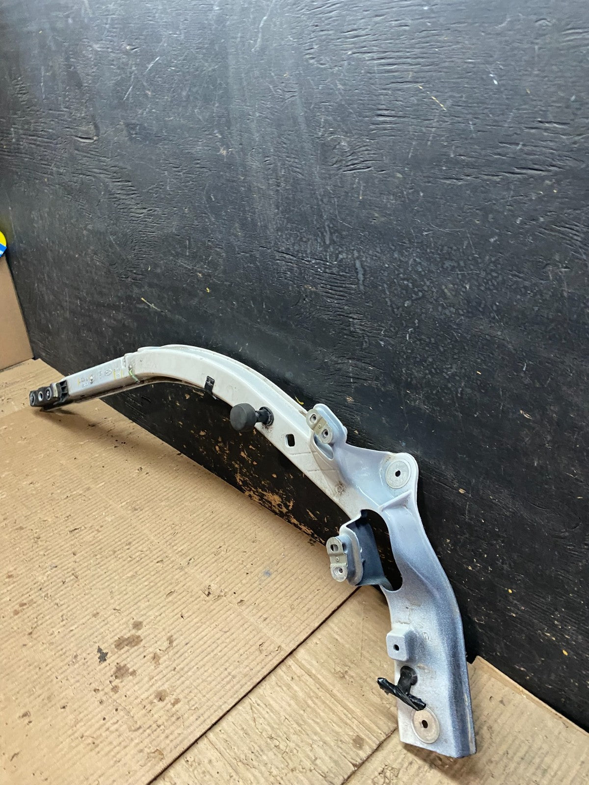 2020 to 2023 Ford Explorer Right RH Upper Tic Bar Oem W6007 DG1