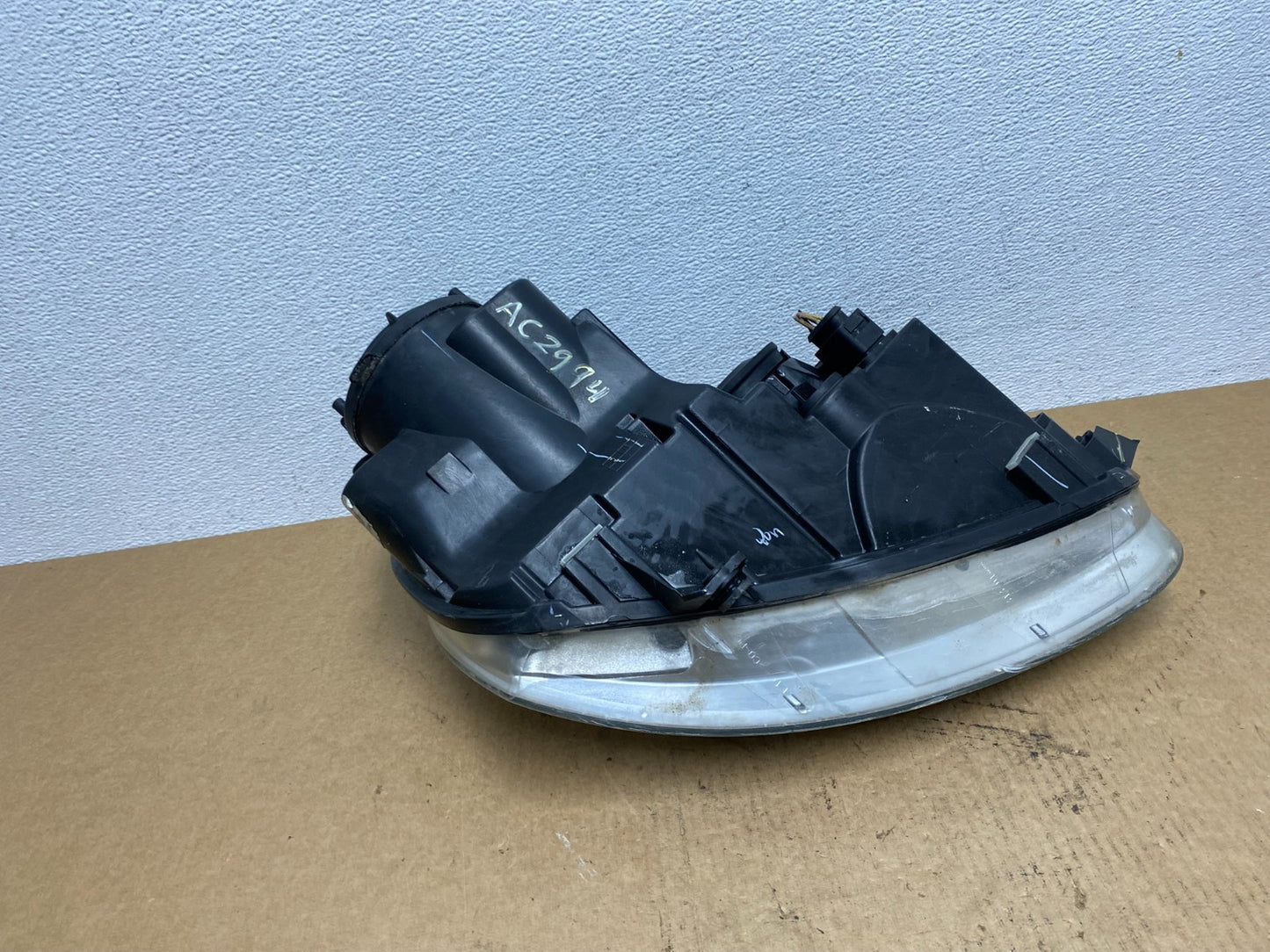 2005 to 2010 Volkswagen Jetta Left Driver LH Side Headlight Halogen AC2994 DW8