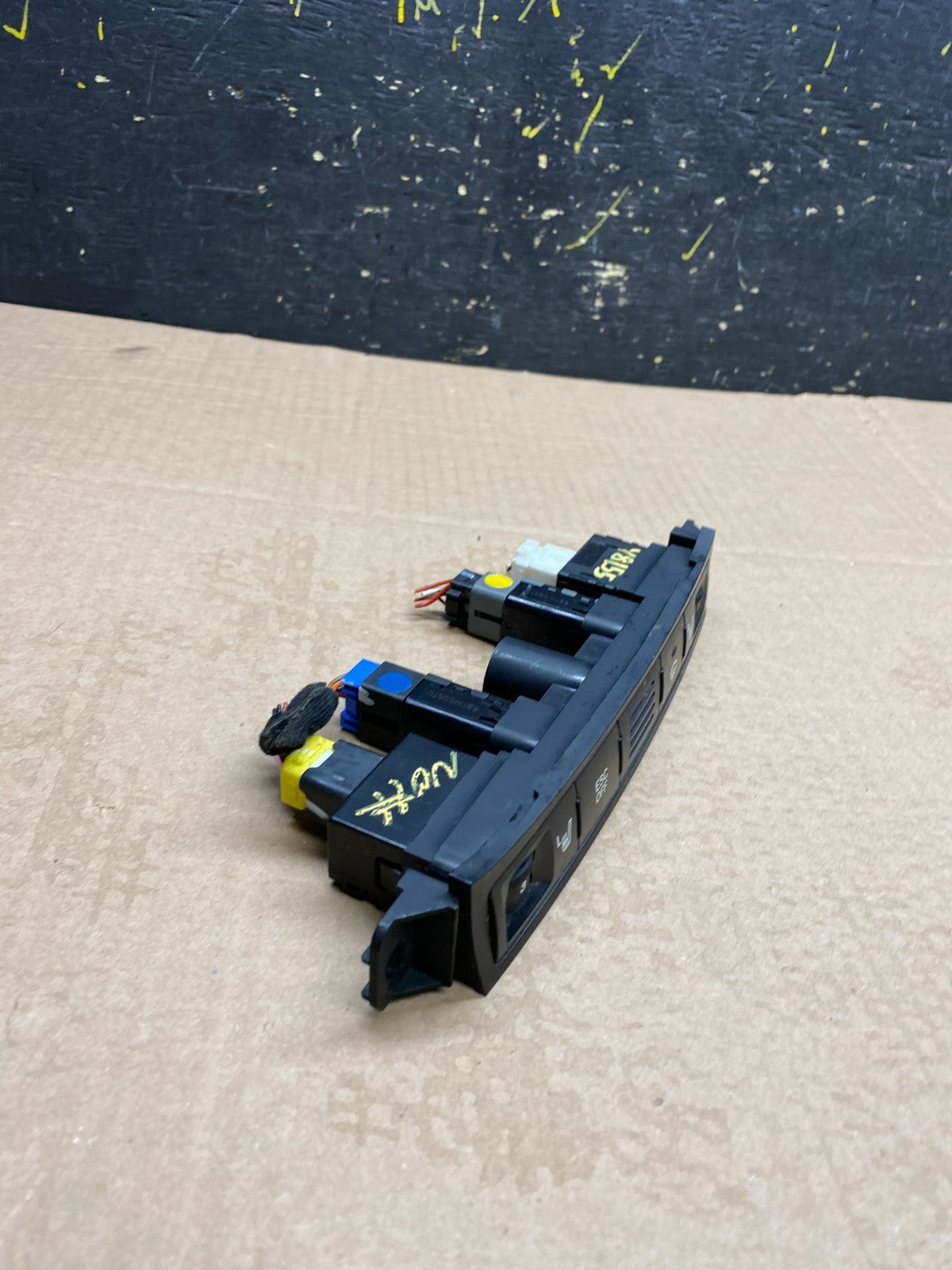 2006 - 2012 Kia Sedona Entourage Front Heated Seat Switch ESC OFF Y8155 DG1