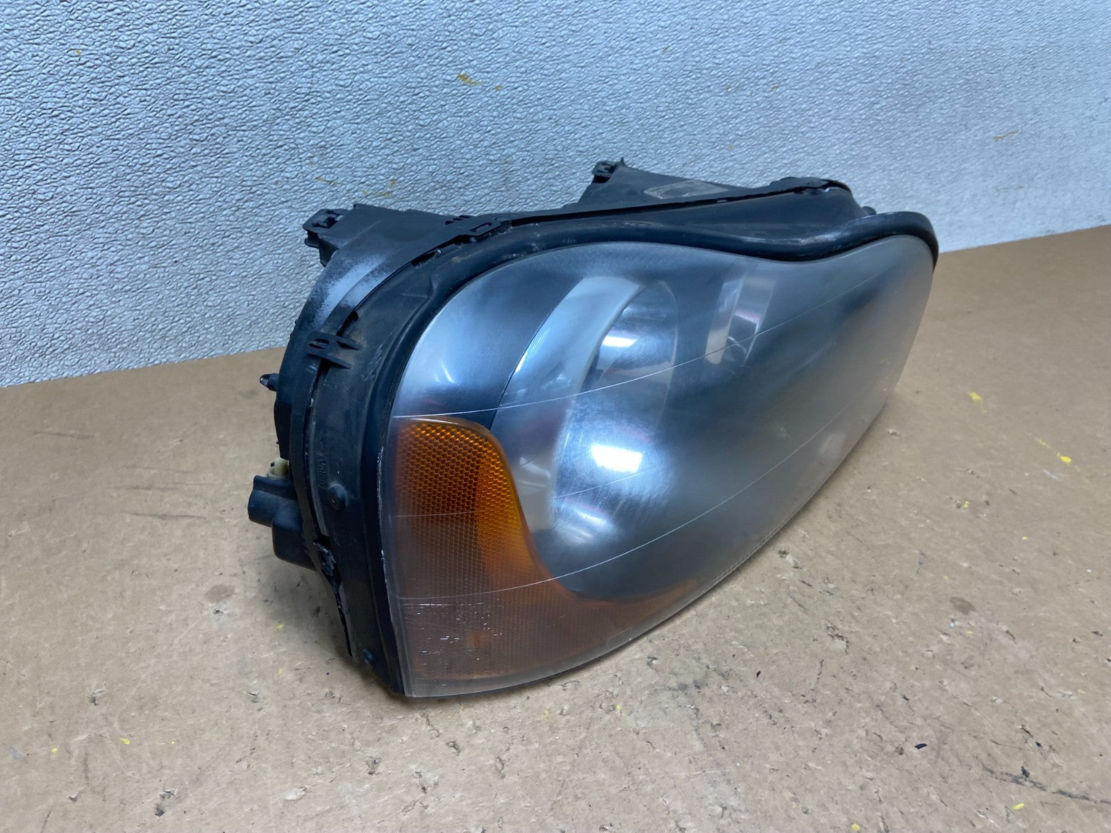 2003 to 2006 Volvo XC90 Right Passenger Rh Side Headlight Halogen Z7964 DW2