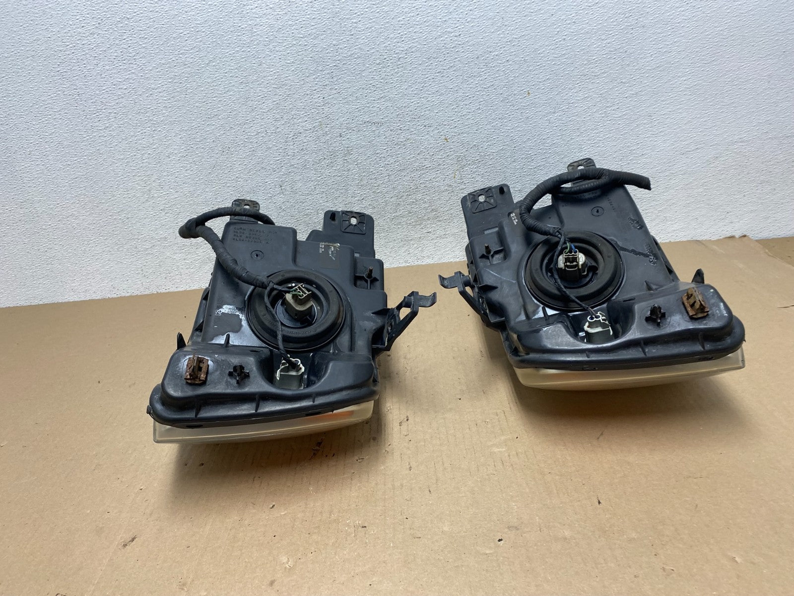 2004 to 2008 Ford F-150 F150 Left+Right Halogen Headlights AE7222 DW9