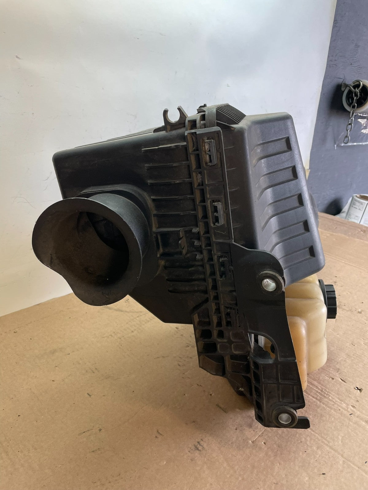 2011 to 2018 Ford Expedition Air Intake Cleaner Box Coolant Bottle ag7633 DG2