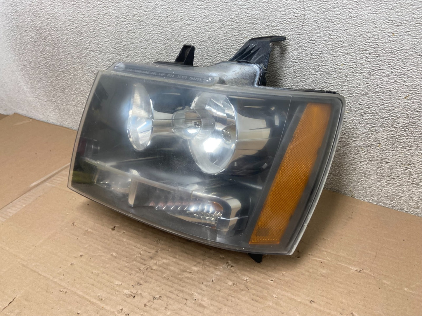 2007 to 2013 Chevrolet Suburban Tahoe Left Driver LH Headlight Oem AA8802 DW1