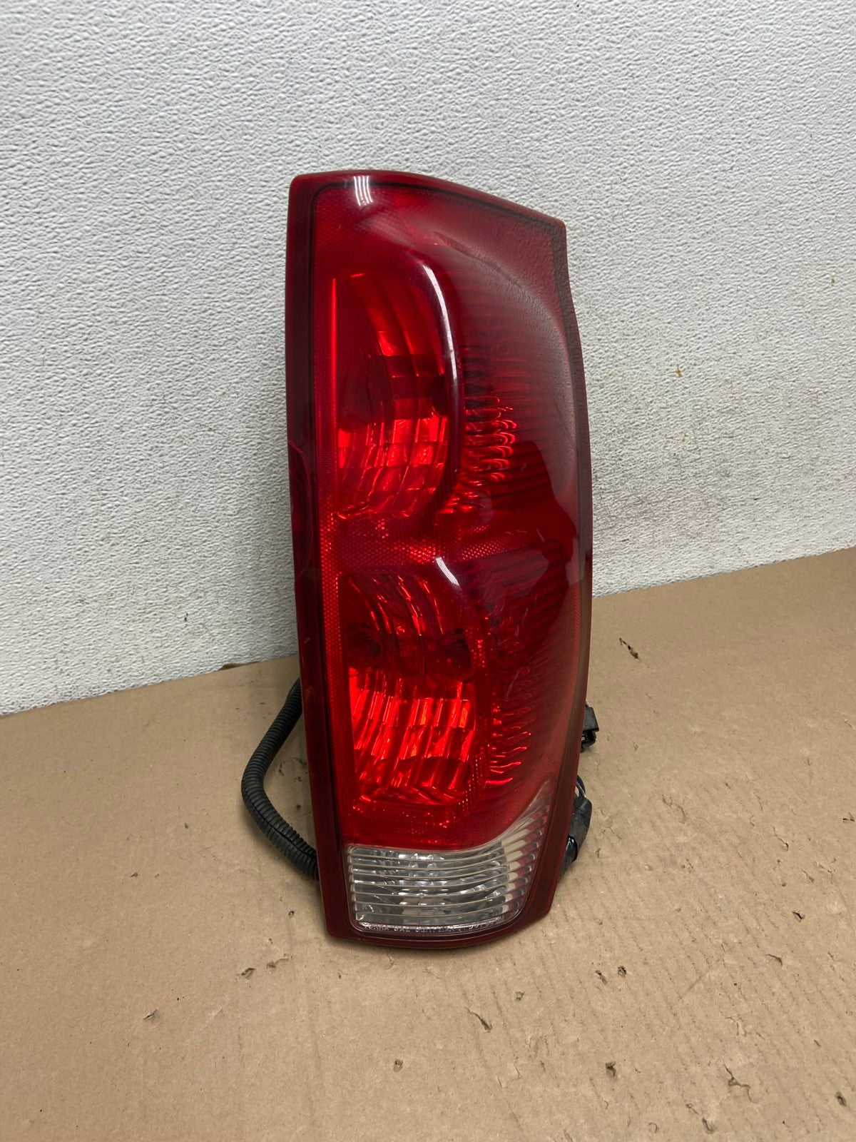 2002 - 2006 Chevrolet Avalanche Right Passenger Rh Side Tail Light AG6729 LK2