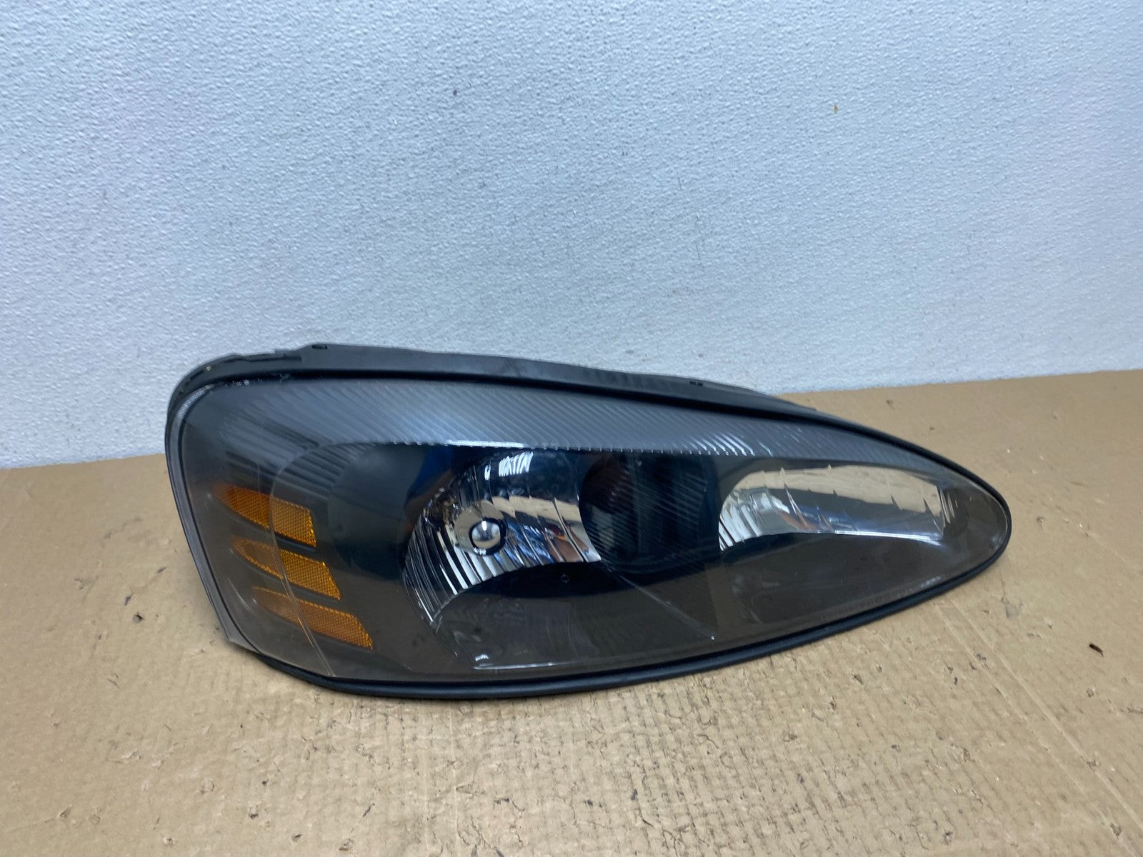 2004 to 2008 Pontiac Grand Prix Right Passenger Black Headlight AC4101 DW0