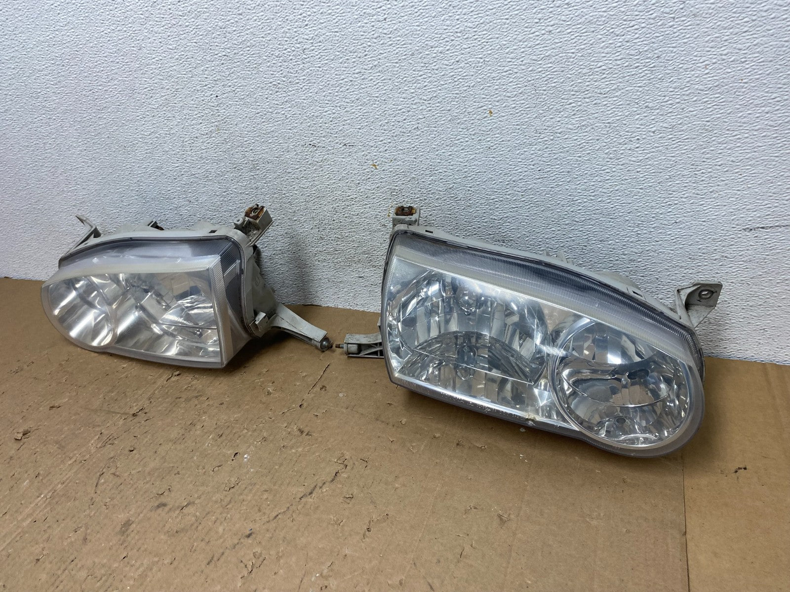 2001-2002 Toyota Corolla Left+Right Side Halogen Headlights AD8175 DW1