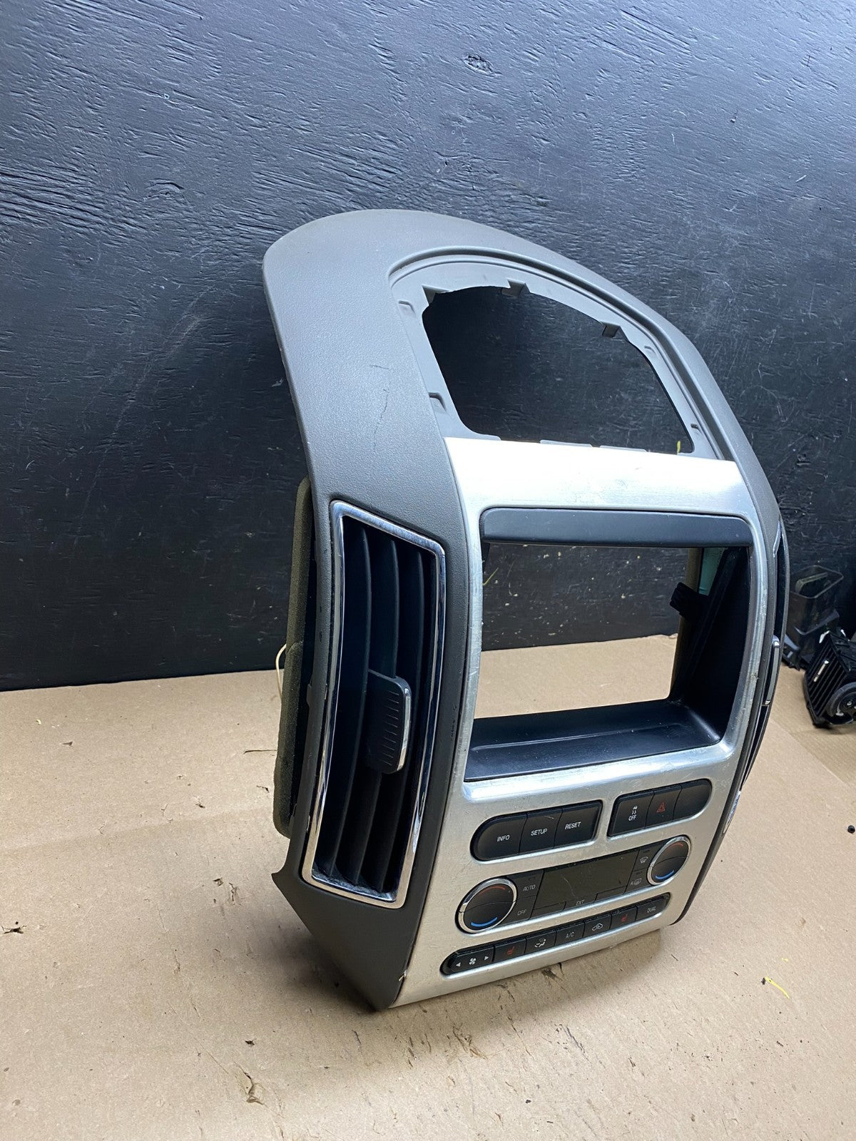 2007 - 2010 Ford Edge Heater Climate Control Radio Control Dash Bezel T4673 DG2