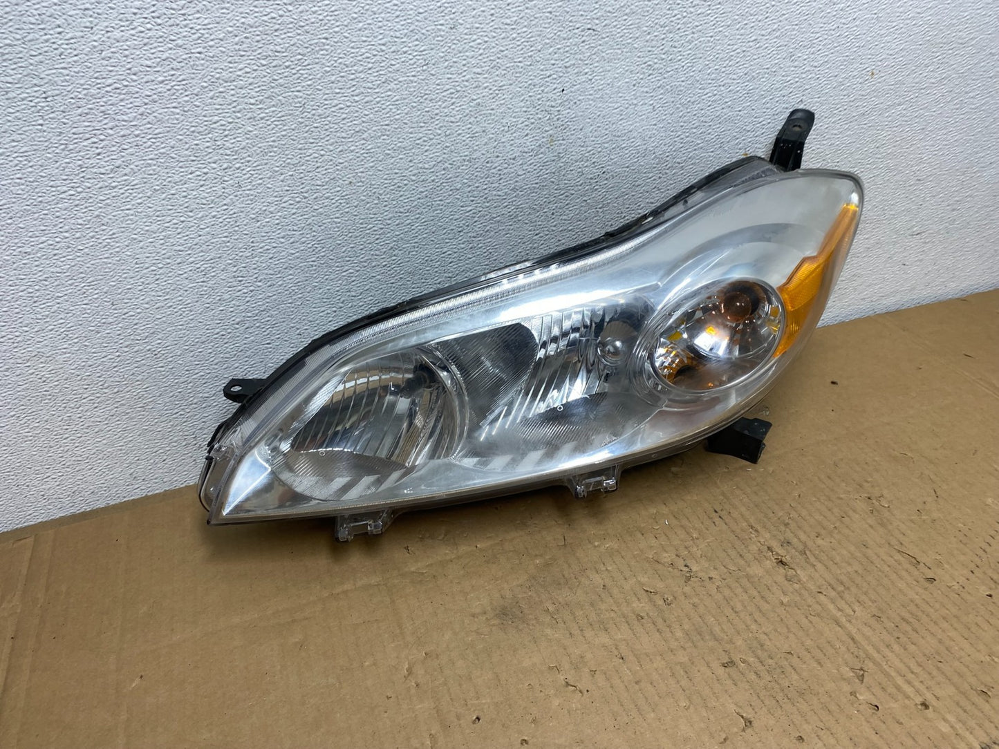 2009 to 2014 Toyota Matrix Left Driver LH Side Halogen Headlight AD0946 DW2