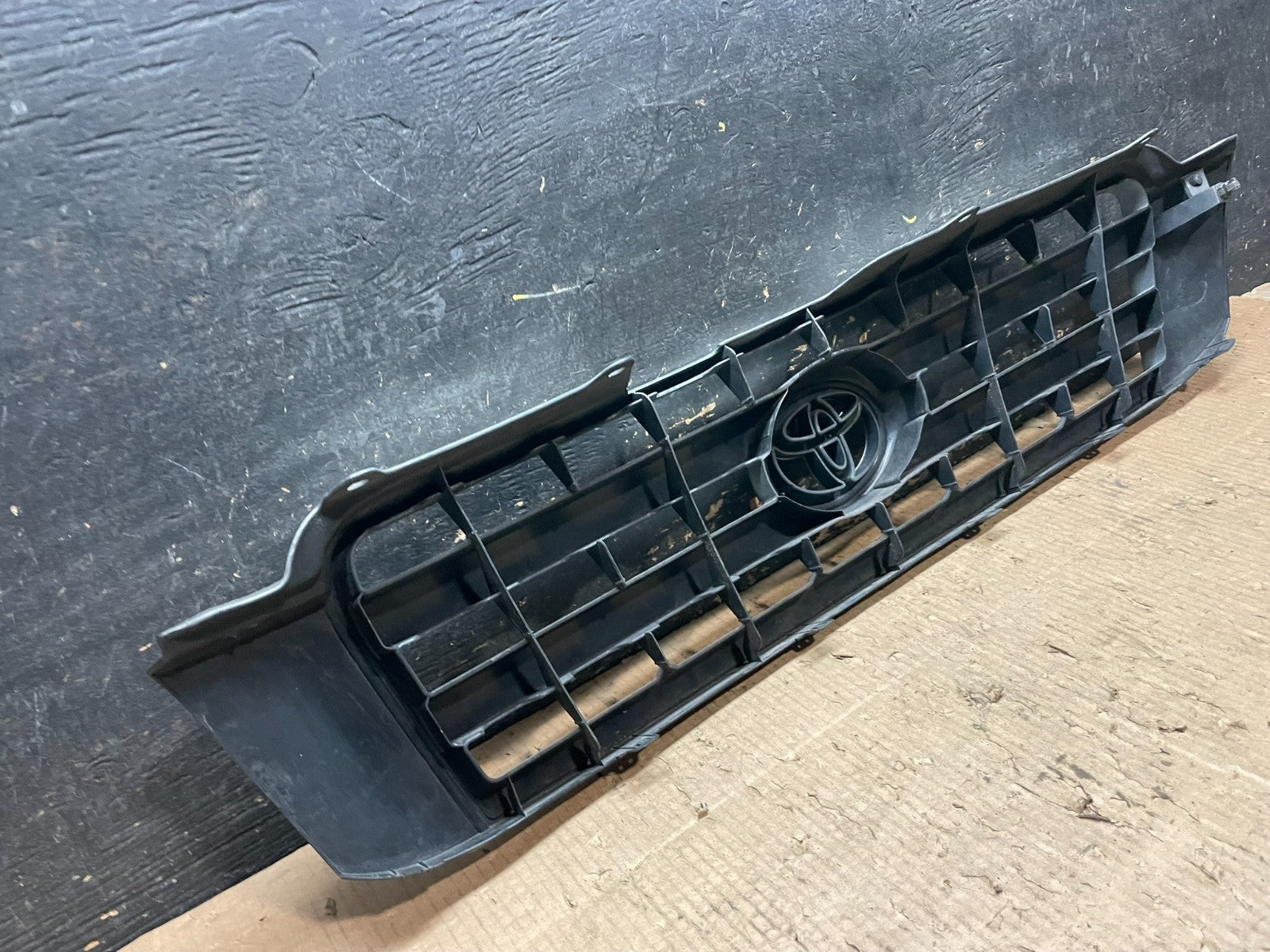 2001 to 2003 Toyota Highlander Front Upper Grille Grill With Emblem OEM Y6638 DG7