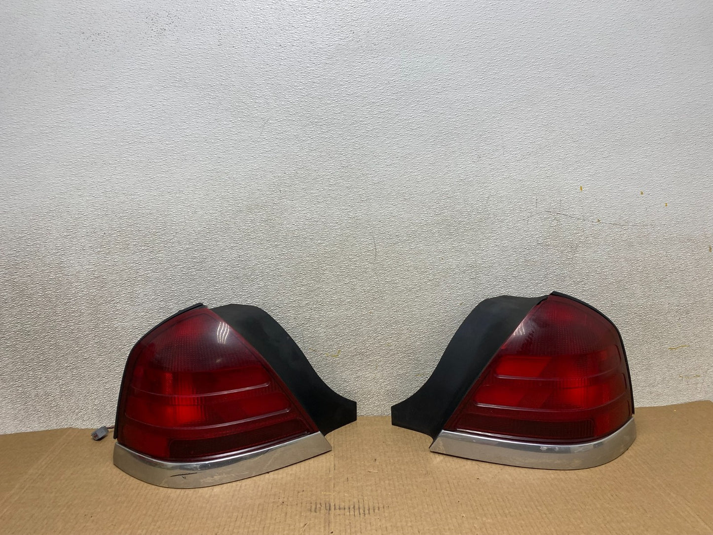 1998-2003 Ford Crown Victoria Left+Right Side Tail Lights Oem W3792 DW0