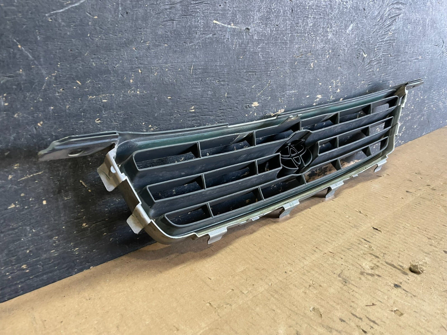 2000 to 2001 Toyota Camry Front Upper Grill Grille OEM AA8834 DG6