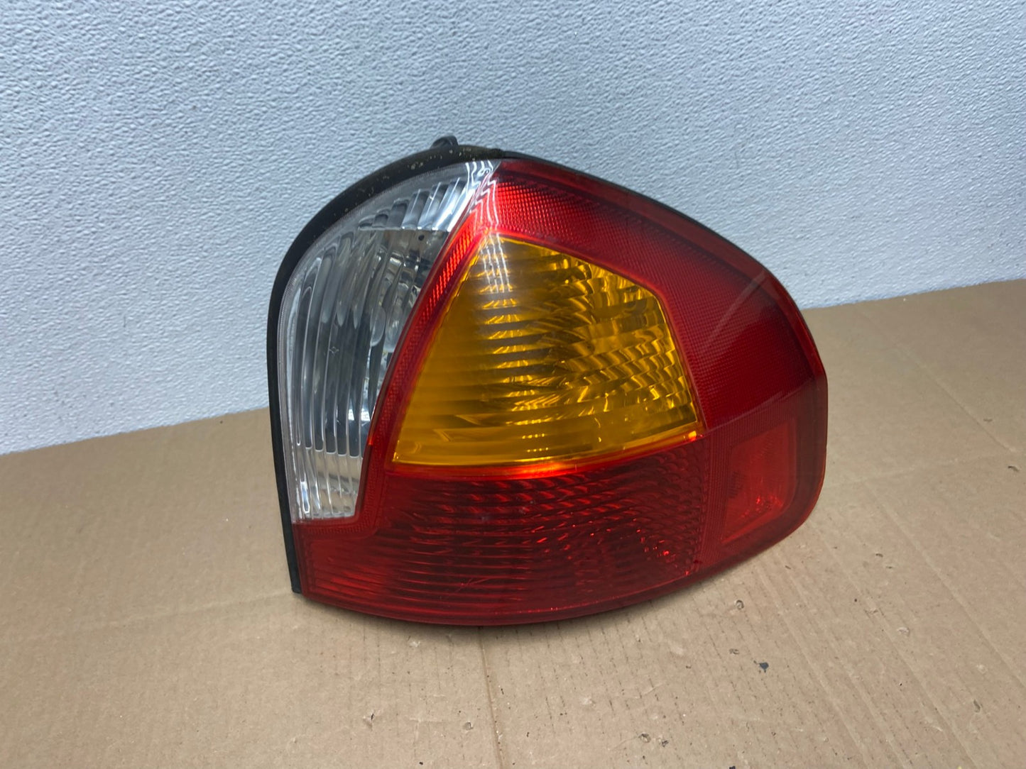 2001 2002 2003 2004 Hyundai Santa Fe Right Passenger Rh Tail Light AB8089 LK0