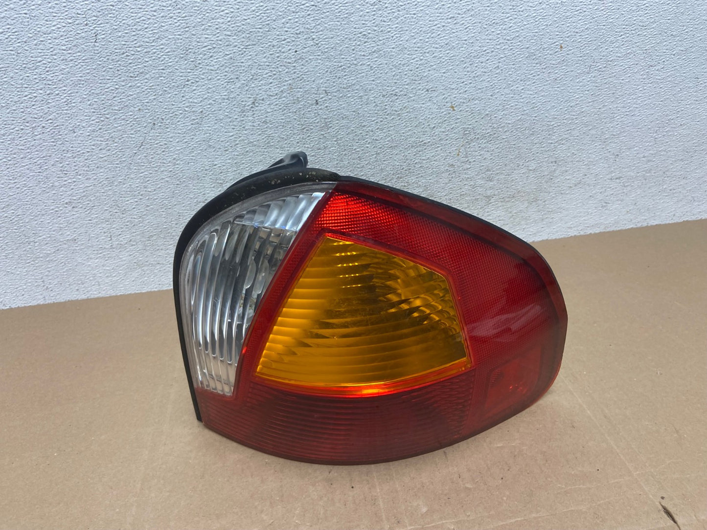 2001 2002 2003 2004 Hyundai Santa Fe Right Passenger Rh Tail Light AE4892 LK0