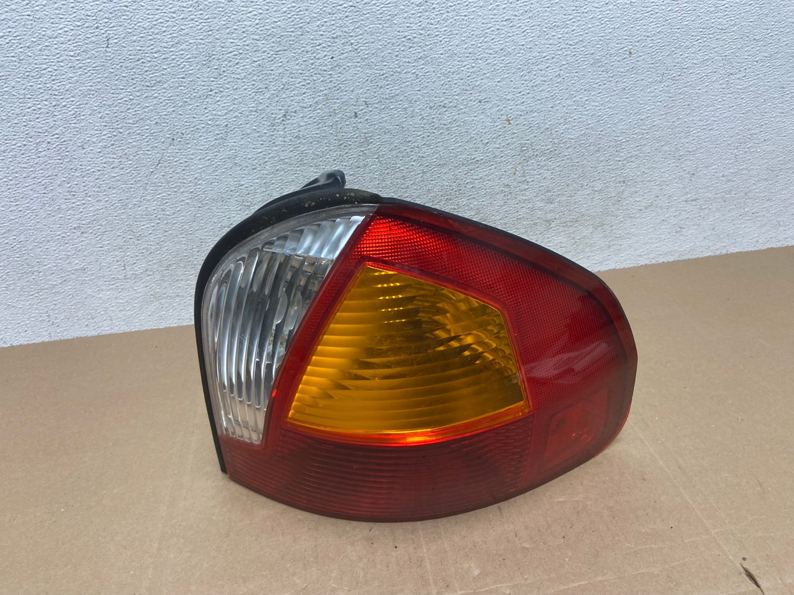 2001 2002 2003 2004 Hyundai Santa Fe Right Passenger Rh Tail Light AE4892 LK0