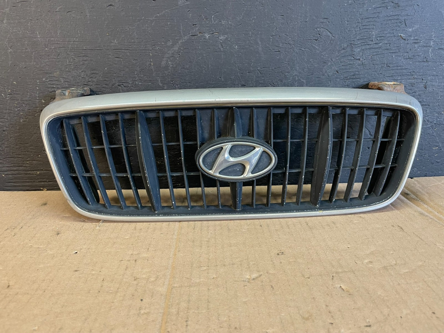 2000 to 2003 Hyundai Elantra Front Grille Grill 86351-2D000 ad8581 DG0