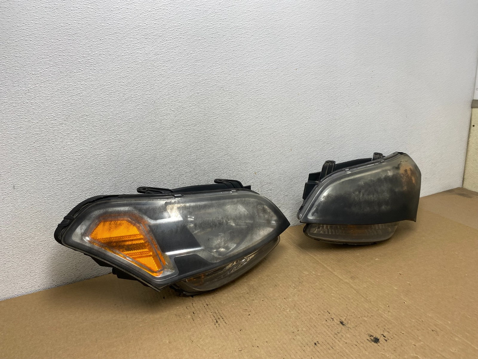 2010 - 2011 Kia Soul Left+Right Headlights Halogen AG2081 DW2