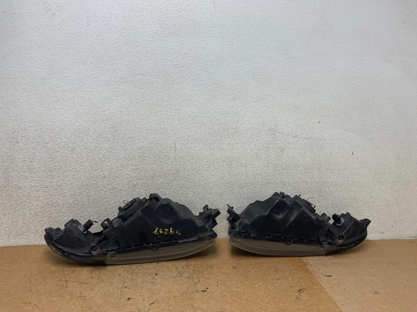 2002 to 2003 Mitsubishi Galant Left+Right Side Headlights S9237 DW4