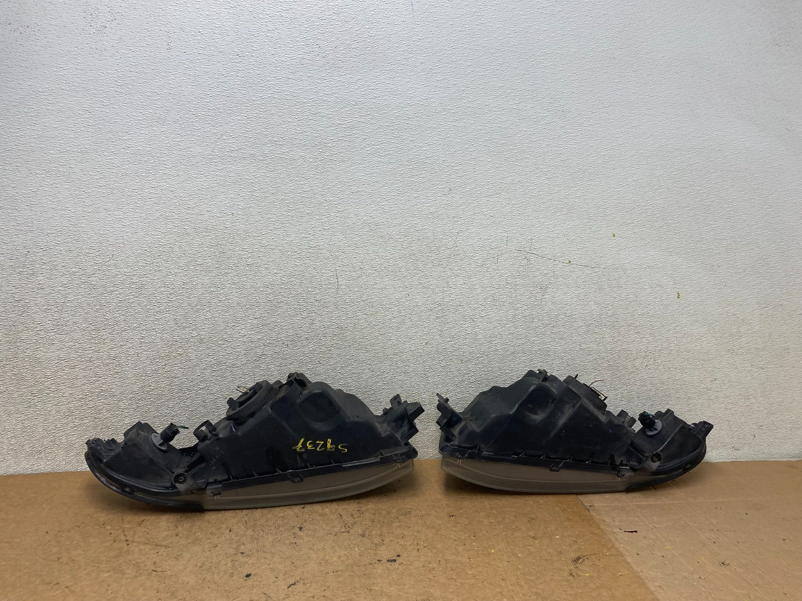 2002 to 2003 Mitsubishi Galant Left+Right Side Headlights S9237 DW4