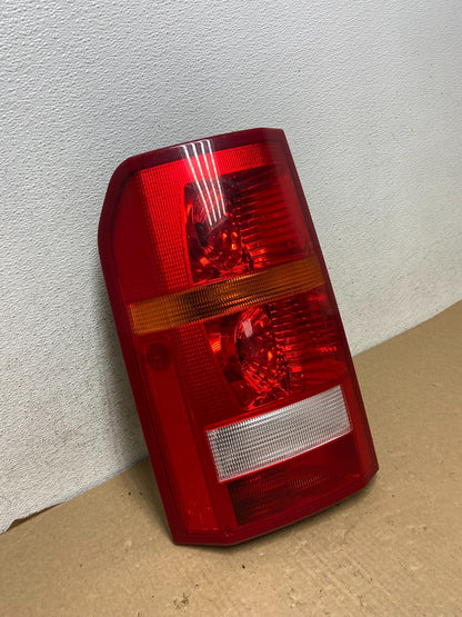 2005 - 2009 Land Rover LR3 Left Driver LH Side Tail Light af7362 DG2