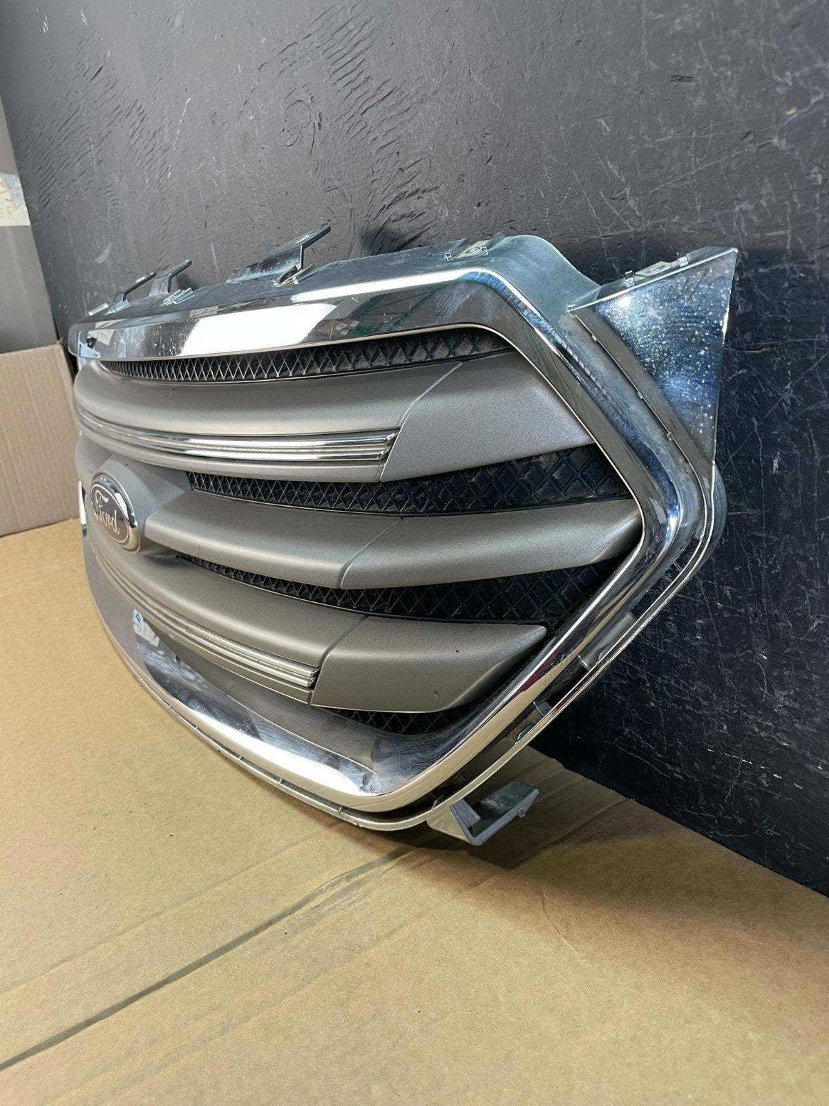 2013 to 2019 Ford Taurus Front Upper Grill Grille AC9930 DW1