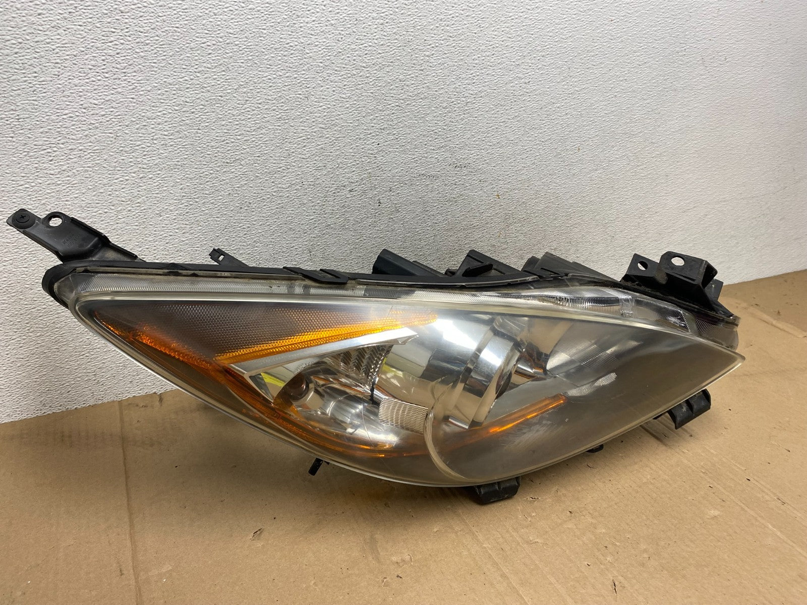 2010 - 2013 Mazda 3 Halogen Right Passenger Rh Side Headlight AE9106 DW2