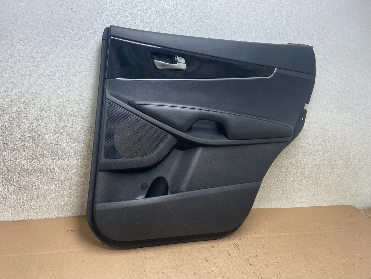 2016 to 2020 Kia Sorento Rear Right Passenger RH Side Door Panel Trim Y4922 DG2