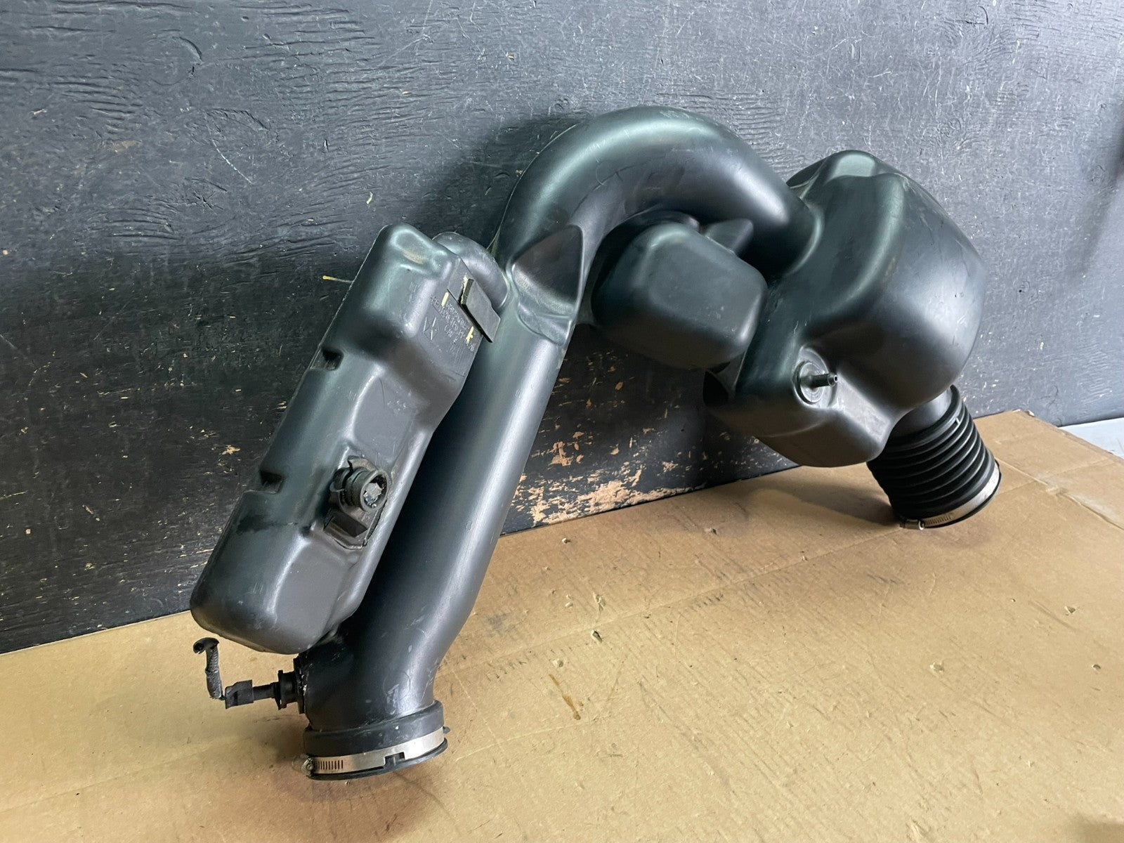 2011 - 2013 Dodge Durango 3.6L Resonator Air Intake Tube Z8223 DG5