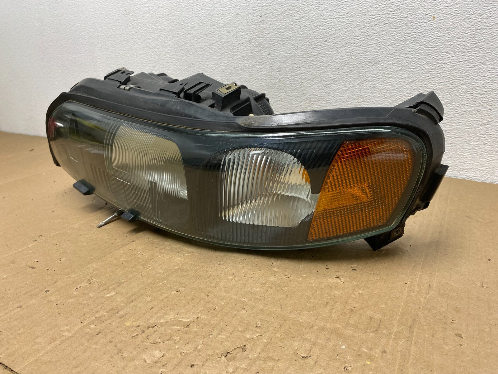 2001 to 2004 Volvo S60 Left Driver LH Headlight Halogen AC5759 DW1