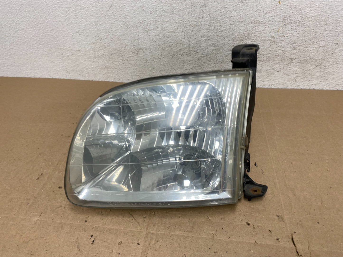 2000 - 2004 Toyota Tundra Left Driver LH Side Halogen Headlight AE5952 DW0