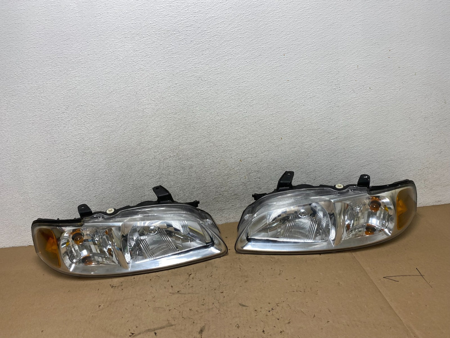2000 to 2003 Nissan Sentra Front Left+Right Side Headlights AG4309 DW0
